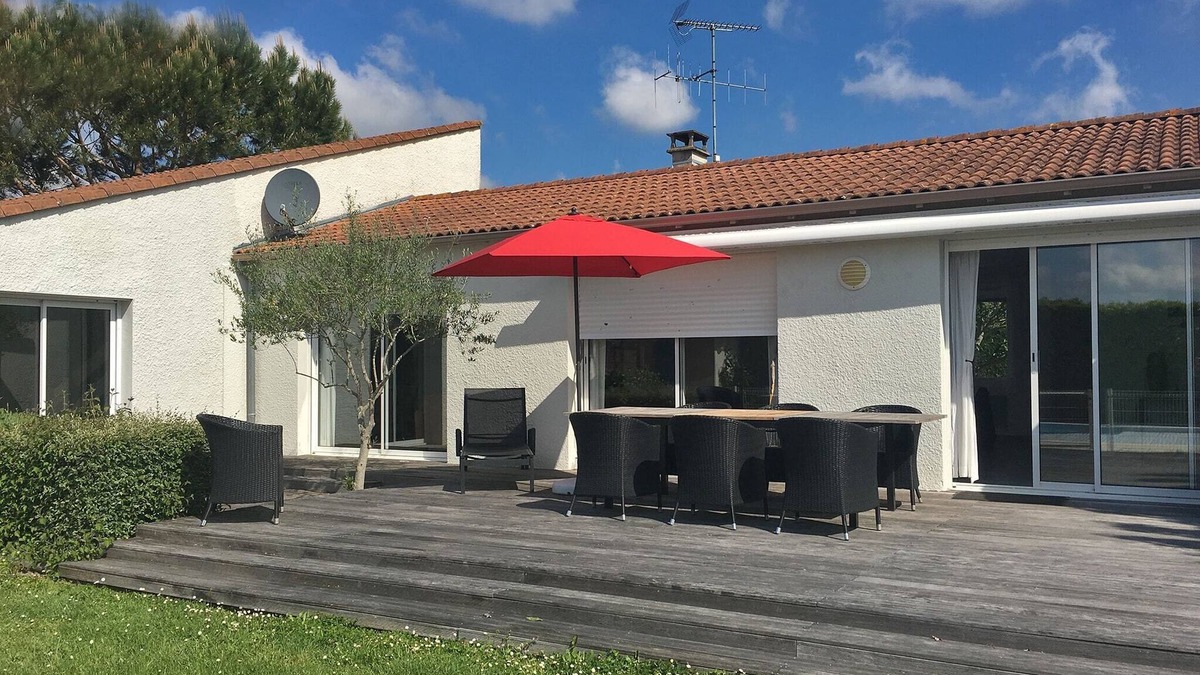 Brives-sur-Charente Villa | Modern Villa with Pool in Brives