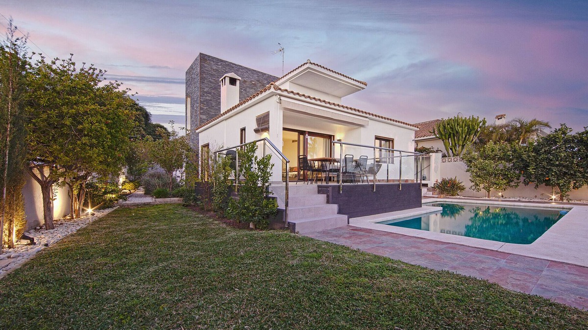 Urbanizacion Costabella Villa | Modern villa close to the beach in Costabella, Marbella