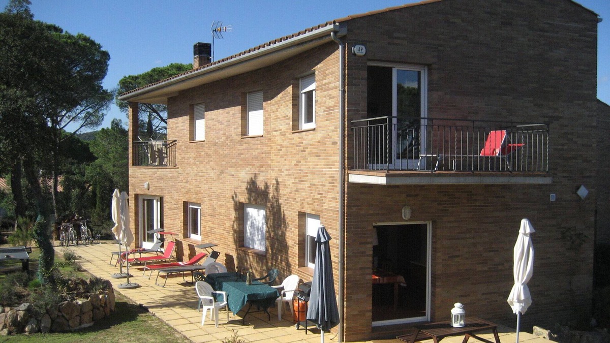 Santa Maria de Solius Villa | Modern villa in rural setting sleeps 10. Ideal for familys