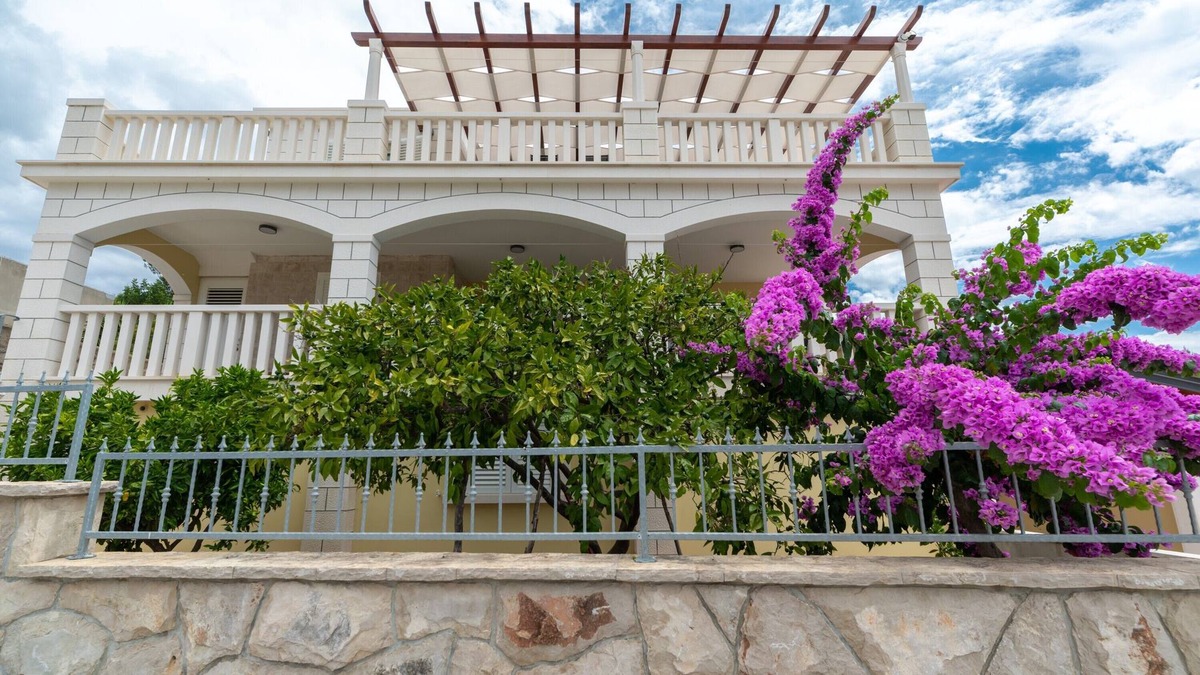 Prizba Villa | Modern Villa Near the Sea with Pool