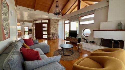 Ano Chalikas Villa | Modern villa overlooking Mytilene