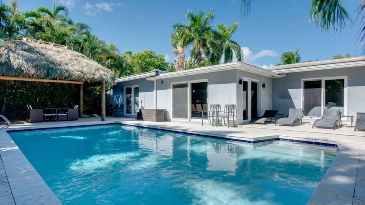 Poinsettia Heights House | Modern Villa w/Heated Pool+Outdoor Amenities+WFH
