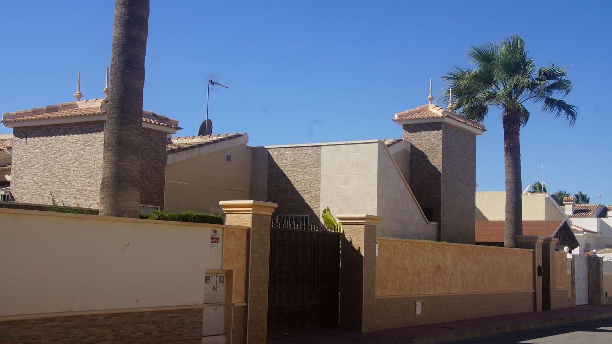 Quesada Villa | Modern villa with HEATED POOL & 400 m from the spa La Laguna hotel