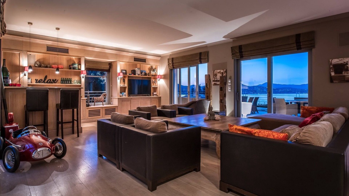 Cote d'Azur- French Riviera Villa | Modern villa with infinity pool & view of the bay of St Tropez