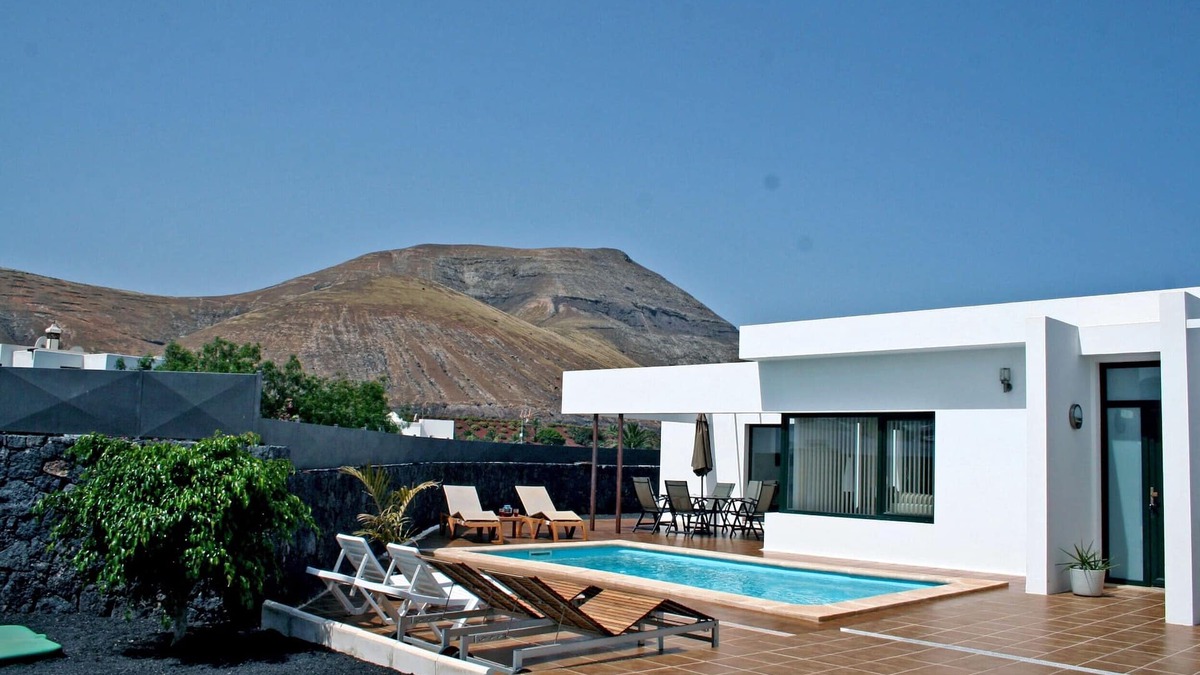 Yaiza Villa | Modern villa with private pool, 1Gb, 15 min from beaches and Timanfaya