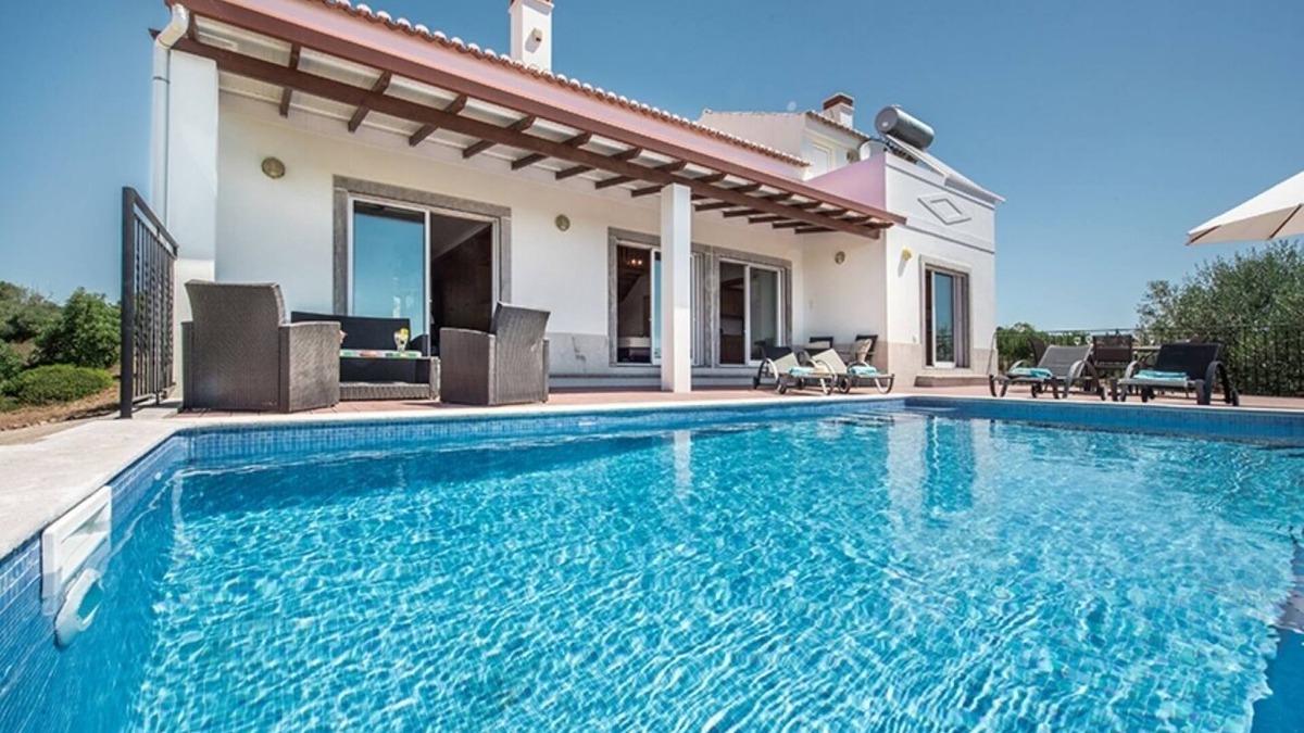 Tavira House | Modern villa with swimming pool located in a beautiful valley in Tavira.