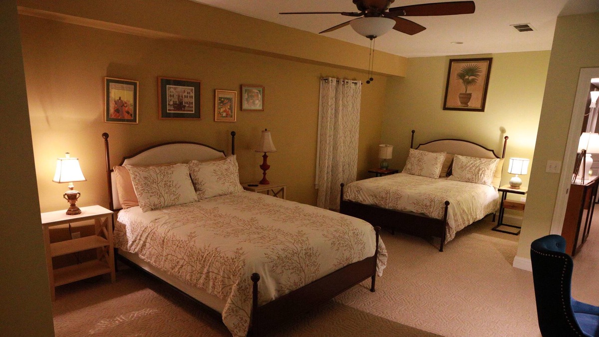 Covington House | Modern w/firepit, super close to great hiking trails and a beautiful lake .