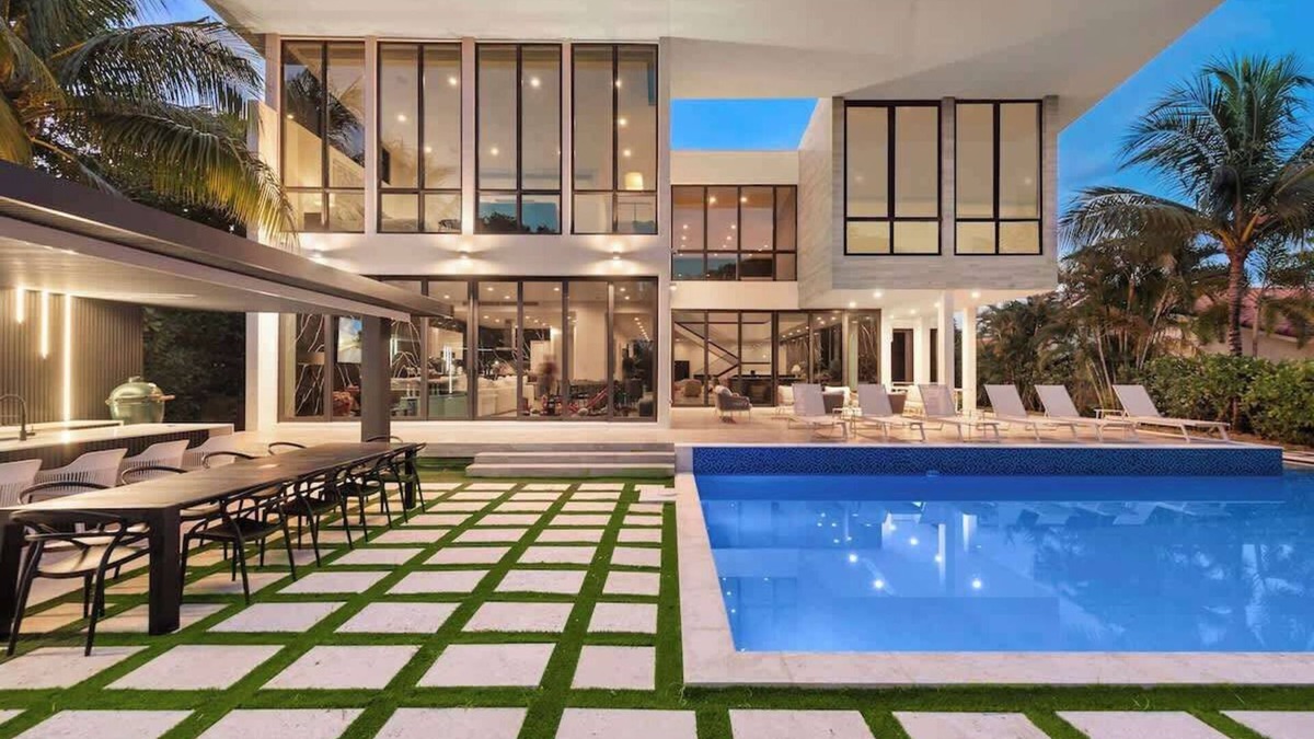 Aventura House | Modern Waterfront mansion