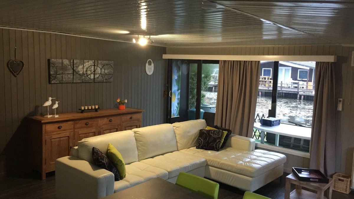 Geel House | Modern waterfront chalet