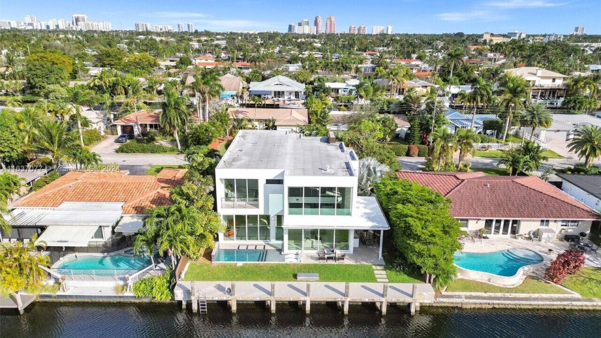 Poinsettia Heights House | Modern waterfront property
