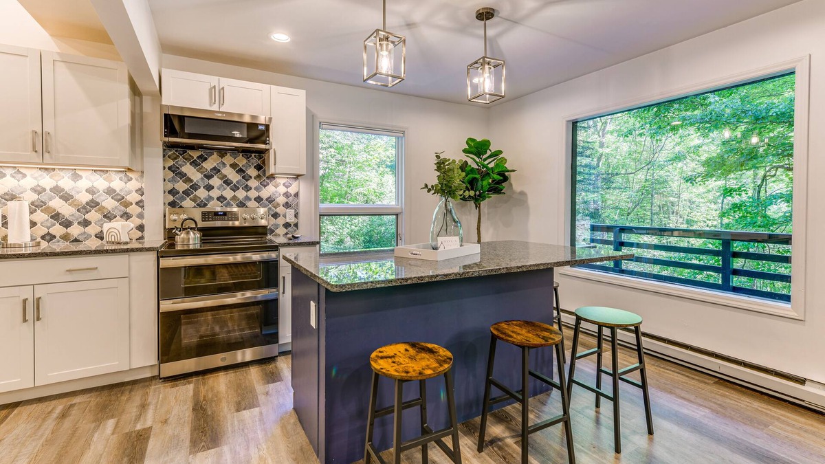 Hemphill Heights Cabin | Modern Waynesville Cabin ~ 9 Mi to Lake Junaluska!