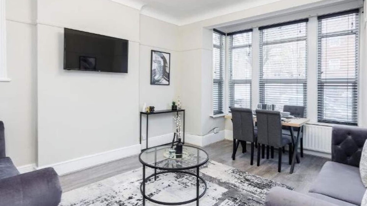 Southend-on-Sea Apartment | Modern & Well-Lit 2BR City Centre Near High St by Luxiety Stays