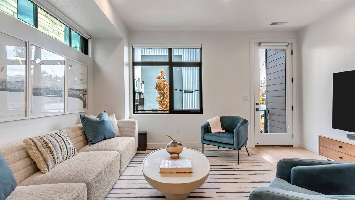 People's Freeway House | Modern West Townhome: 3BR/3.5BA. 2 King Suites + Queen Suite Downstairs