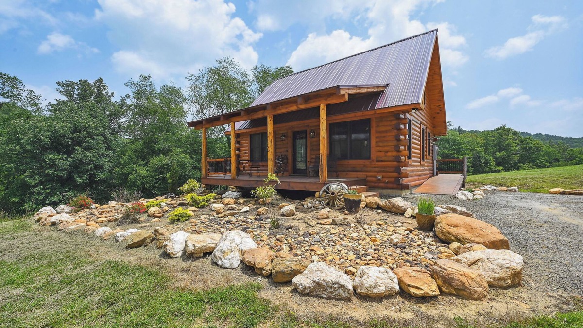 Burks Fork Cabin | Modern Willis Cabin Retreat: 24-Acre Working Farm!