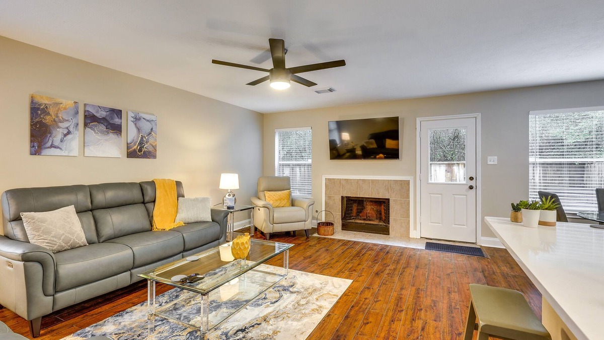 Alden Bridge House | Modern Woodlands Townhome w/Spacious Yard & Patio