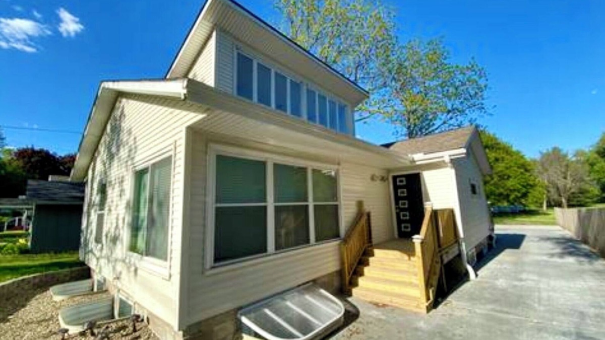 Iowa City House | Moderne Home - Memorable, Modern, A Must Book - 4 Bedroom Close to Kinnick