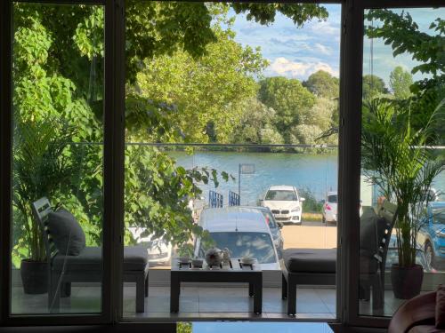 Floersheim Apartment | Modernes Wasserfront Wohnung, Terrasse, Parkplatz