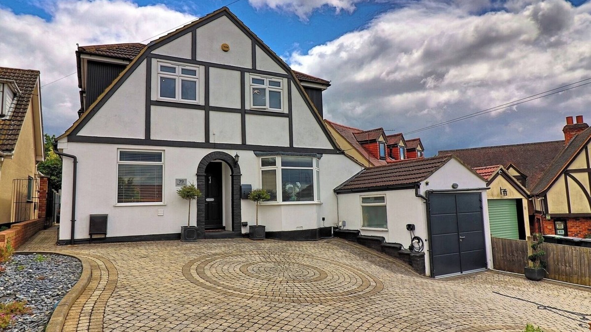 Epping House | Modernised Luxury Family Home in Theydon Bois