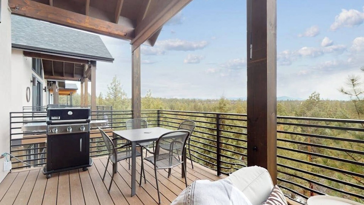 Southern Crossing House | Modernist Mountain View Retreat in Old Mill! Hot Tub! Pool Table!