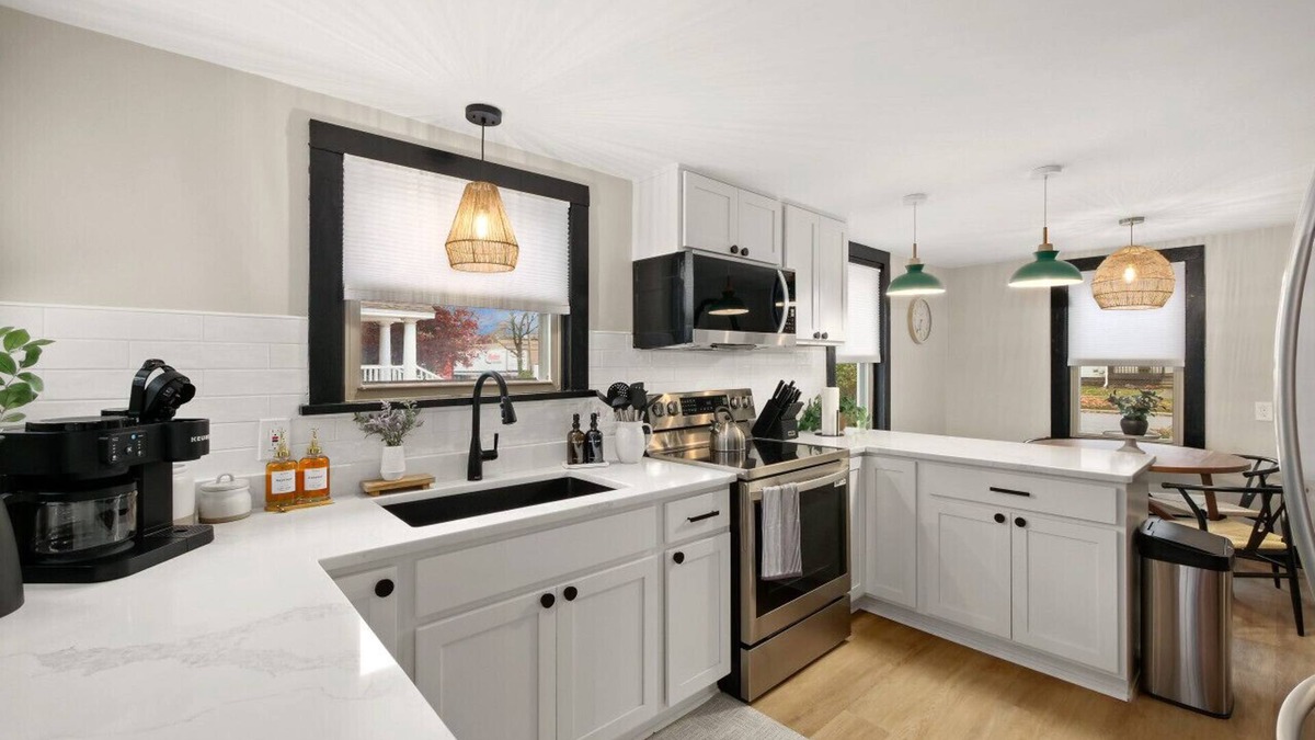 Medina Apartment | Modernized Historical Home in Downtown Medina w/Hot Tub