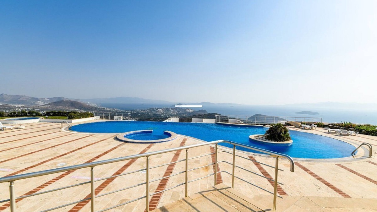 Mentese Apartment | Modernly Designed 2BR Villa W/ Communal Pool & Balcony Bodrum Apartment 1005
