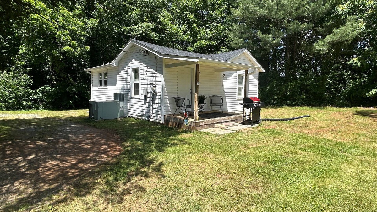 Yadkinville House | Modest comfortable home in Downtown Yadkinville