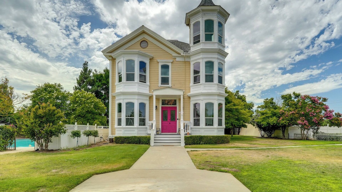 Modesto House | Modesto Mansion on 2 Acres - Great for Families!