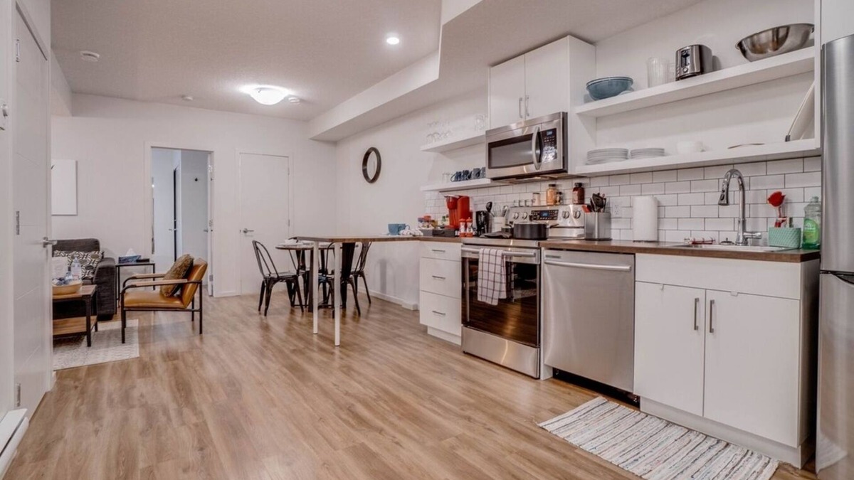 Jasper Place Apartment | Molly - Perfectly located, 5 Min to W Edm Mall!