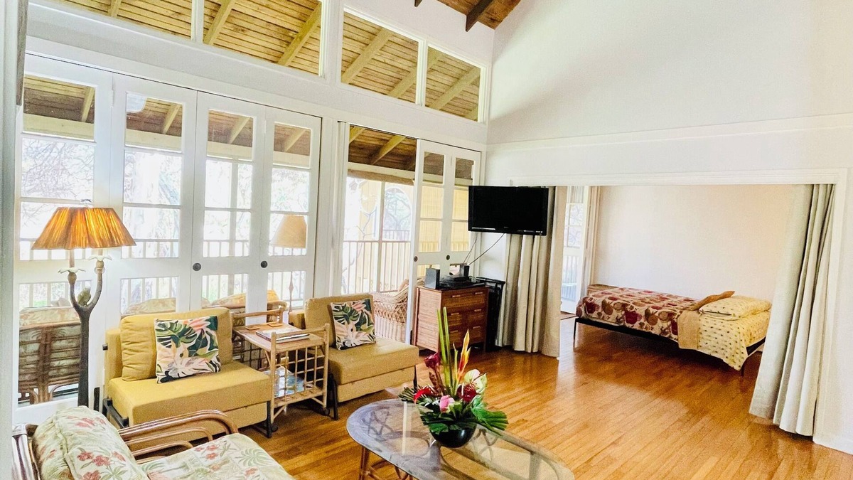 Maunaloa Condo | Molokai HideAway Hut: Snooze by seals + Wake to songbirds ~200 yds to the Ocean!