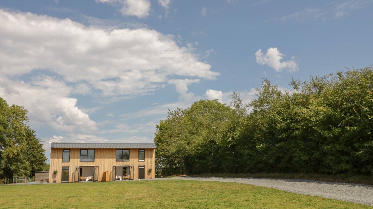 Whitney-on-Wye Cottage | MONARCH'S BARN, pet friendly, with a garden in Droitwich Spa