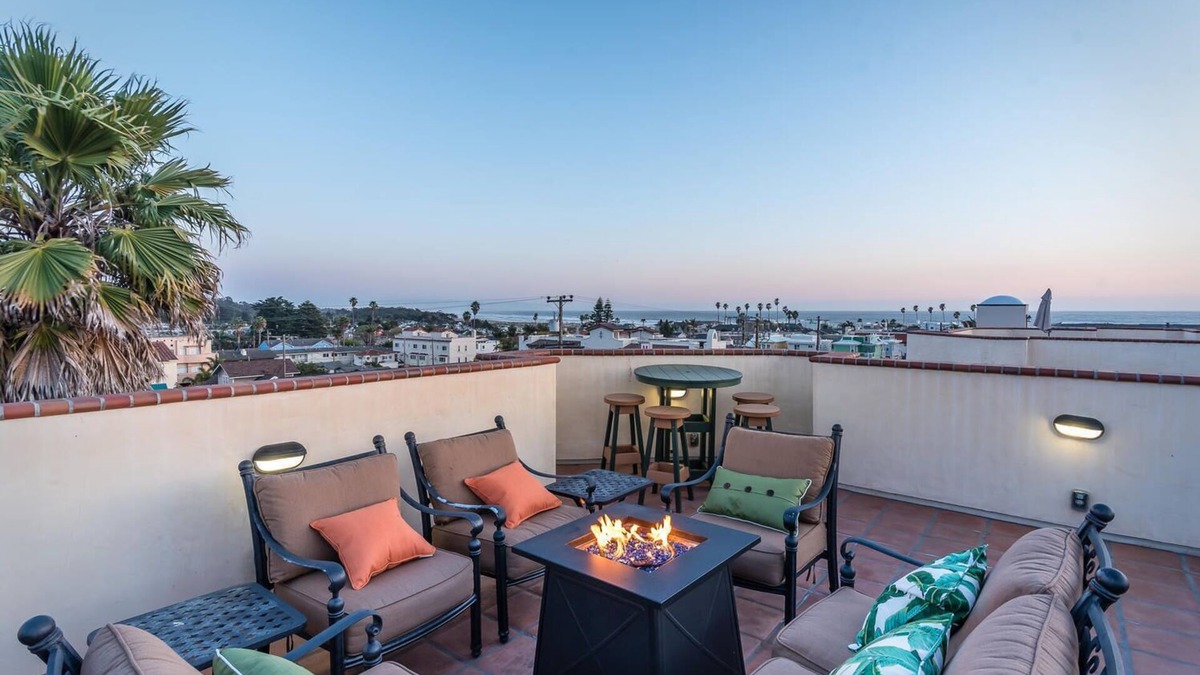 Downtown Condo | Monarch Villa - Luxury Condo, Ocean View, Rooftop Living with fire table/Bbq