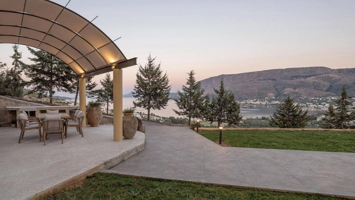 Souda Villa | Mondethea vantage point home, 5 min Chania,