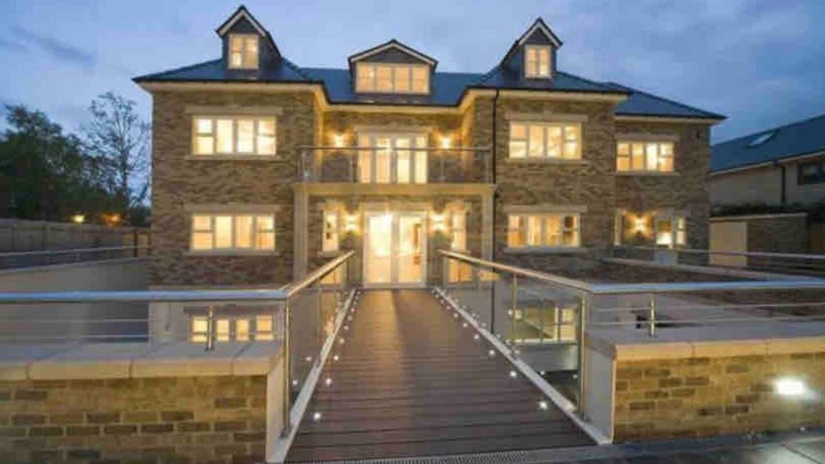 Ponteland House | Mono Luxe Villa in Newcastle Upon Tyne