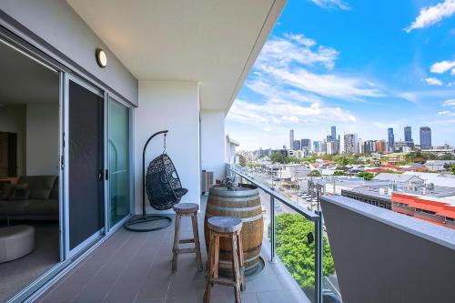 West End Apartment | Montague Metropolitan - Brisbane Cityscape Oasis