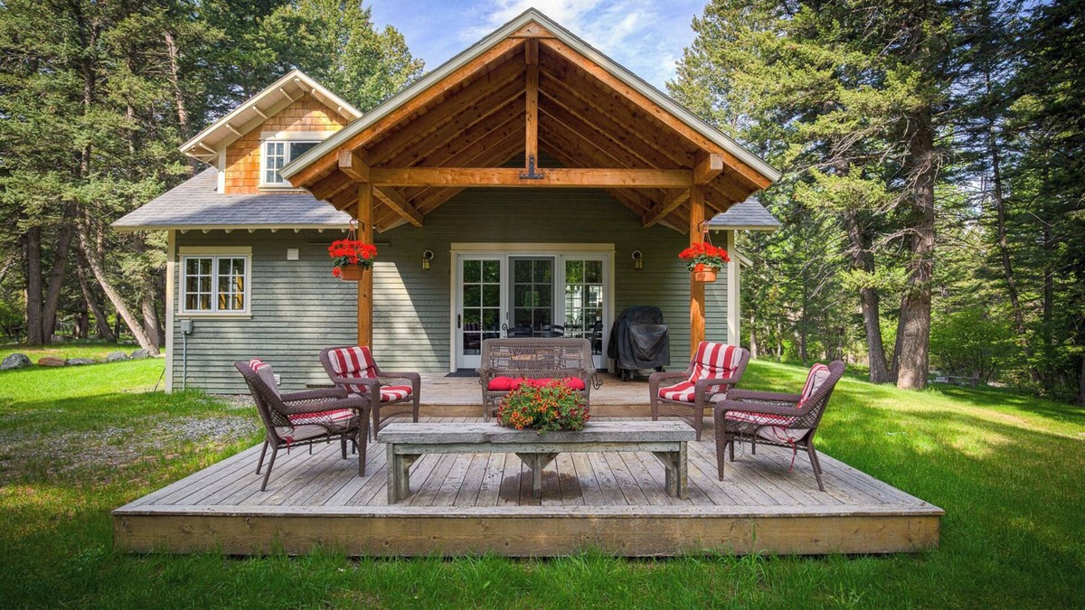 Livingston House | Montana Creekside Guest House: A Creekside Home in the Pines in Paradise Valley