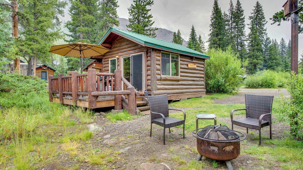 Silver Gate Apartment | Montana Mountain Getaway - 1 Mi to Yellowstone!