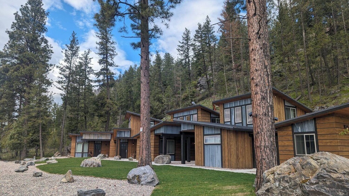 Bigfork Cabin | Montana Ponderosa Cabins short walk to Flathead Lake-near Glacier national park