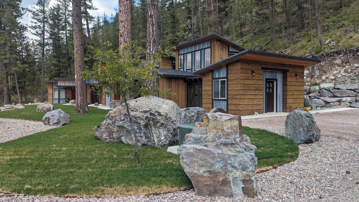 Bigfork Cabin | Montana ponderosa Cabin #3- Close walk to Flathead Lake and Near Glacier Park