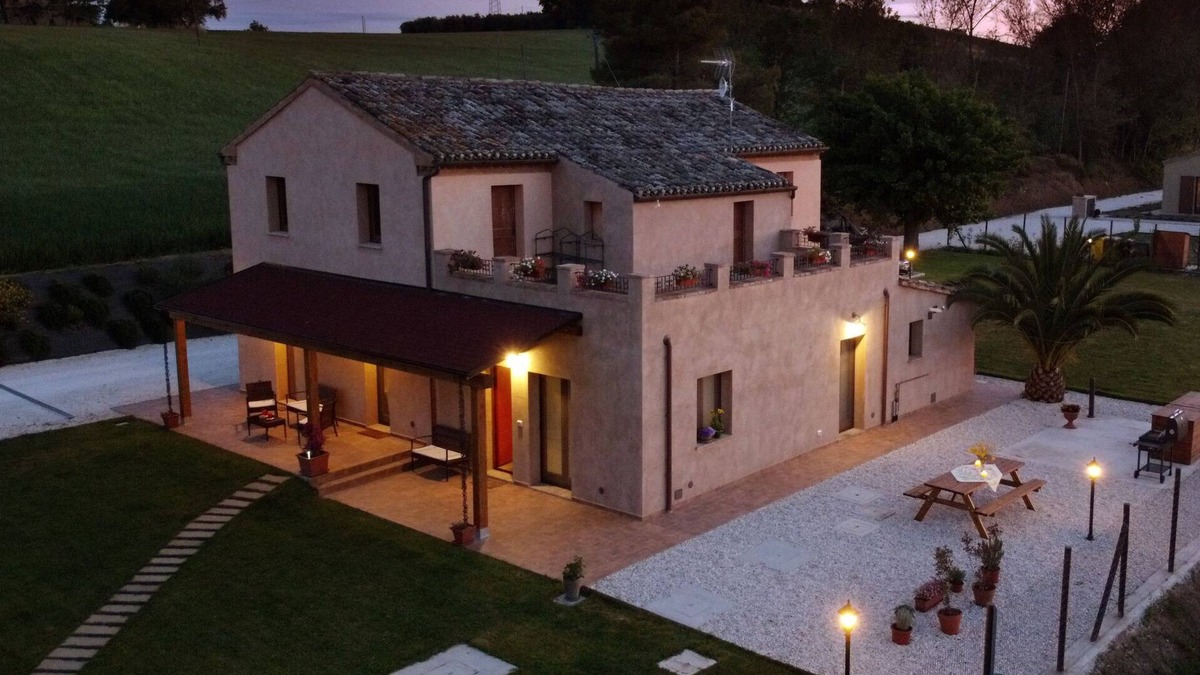 Monsano House | Montefiore House 13 - Sunflowers. Farmhouse in the Marche countryside