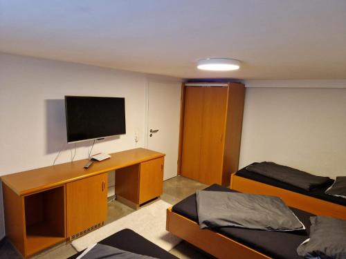 Muggensturm House | Monteurzimmer- Kellerwohnung mit GemeinschaftsBad und Küche BEI RASTATT