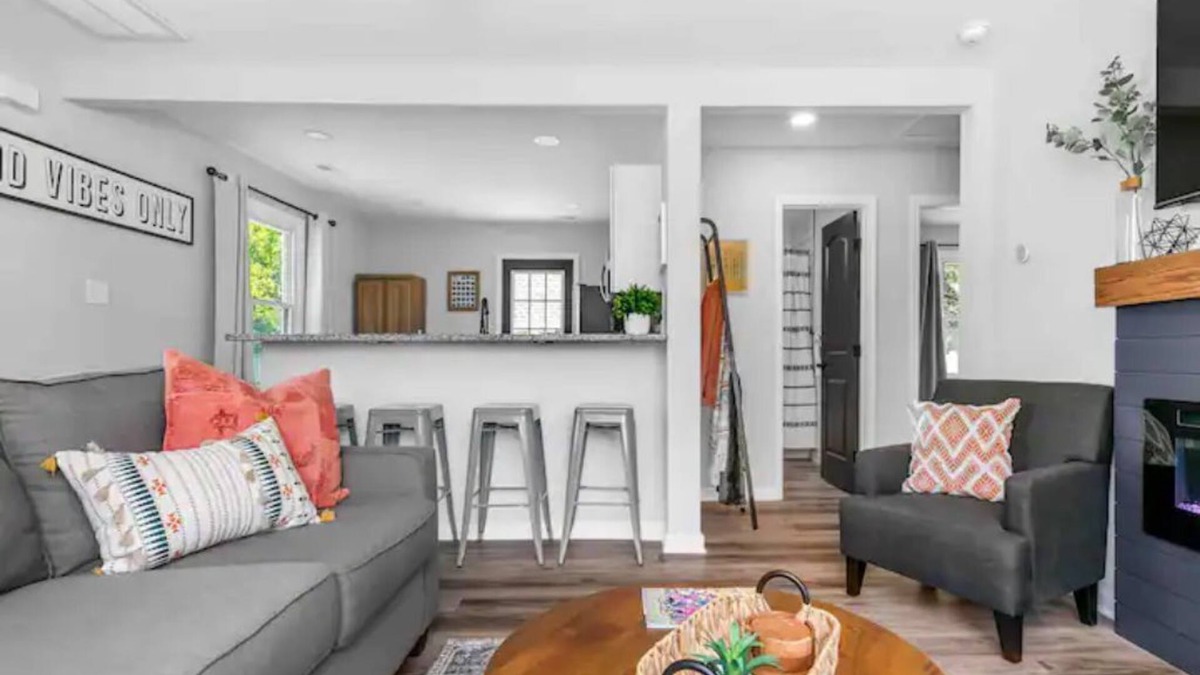 Montrose House | *Monthly* Renovated 2br Mod Boho Chic SMART HOME