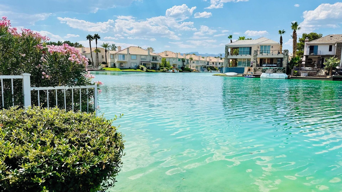 West Sahara House | Monthly Rent 4BD/3BA by Pool & Lake