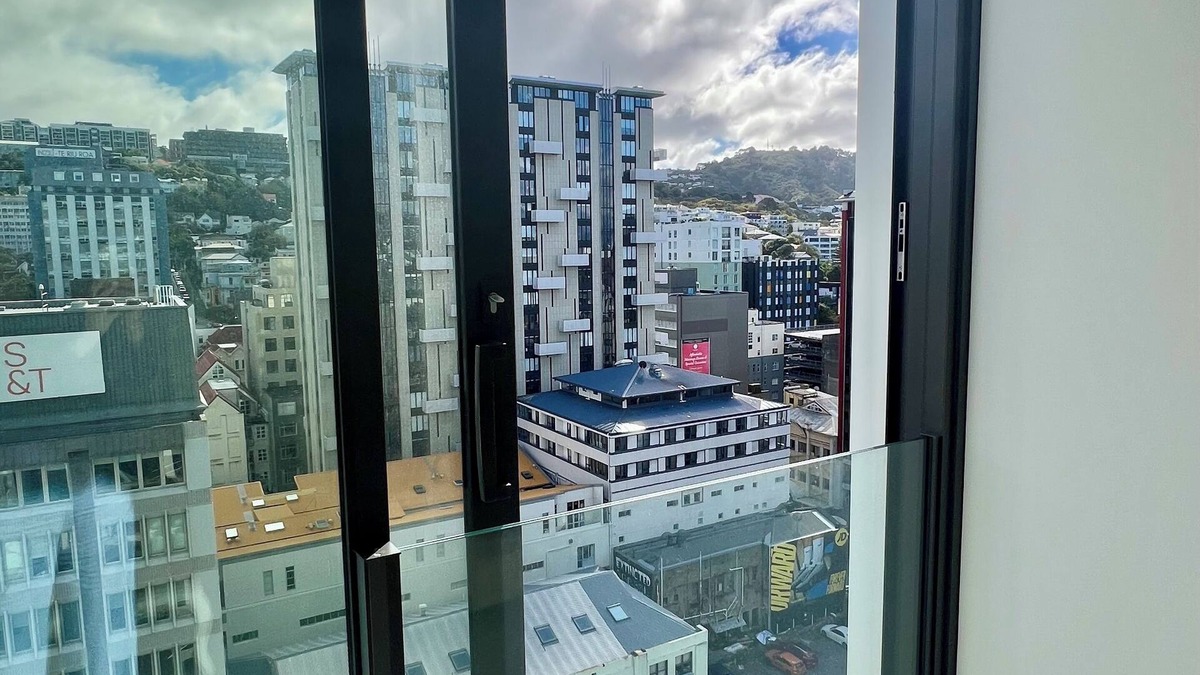 Te Aro Apartment | Monthly rental - close to brand new sunny, very safe apartment.