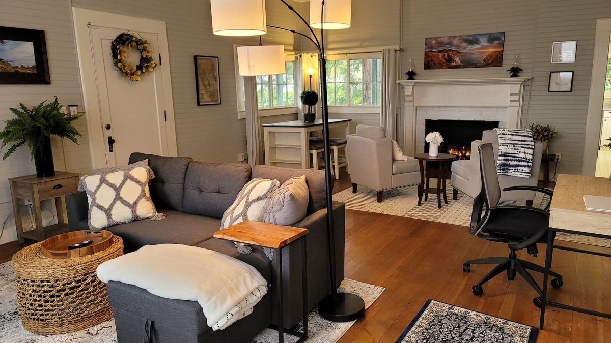 Monterey House | Monthly Rental - Great for extended staysnClose to Downtown & Attractionsn