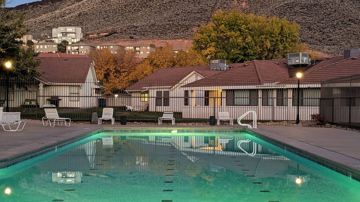 St. George Condo | MONTHLY RENTAL- Updated Resort Condo-No Stairs-Pool- NEAR ZION PARK