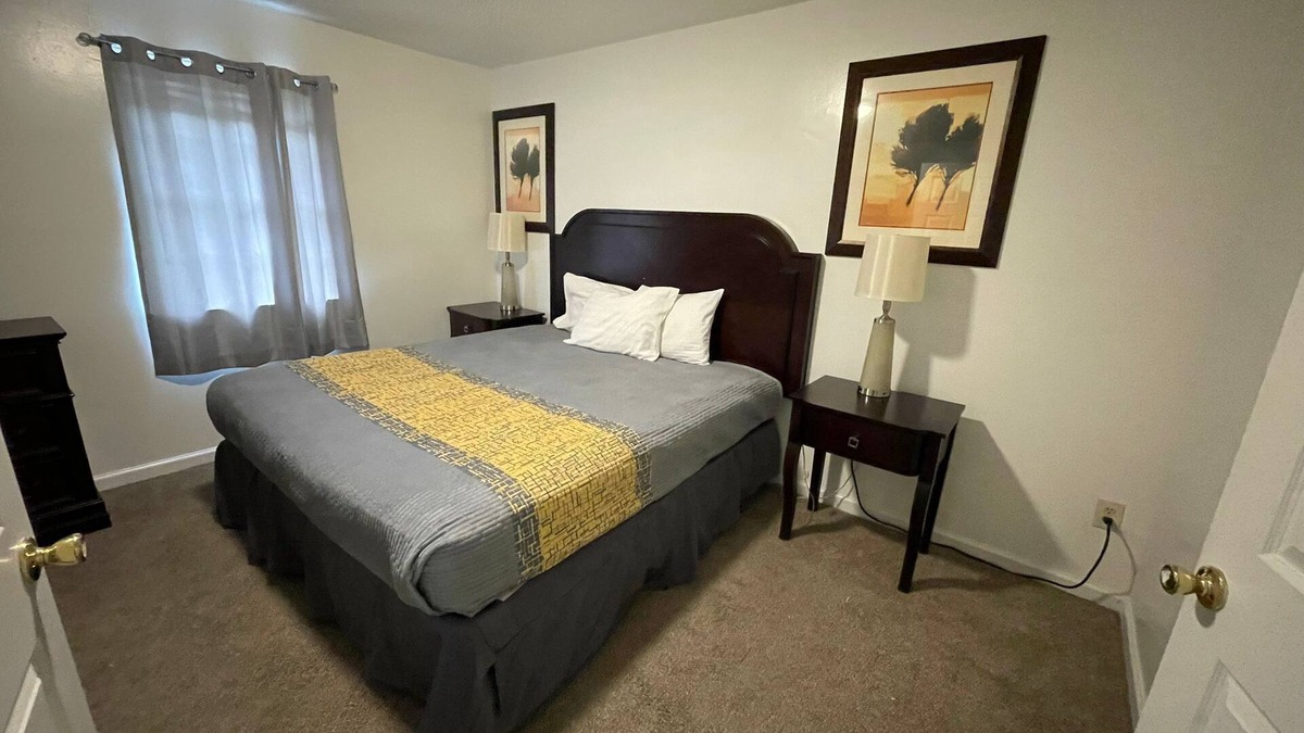 Raleigh House | MONTHLY STAYS 10BR Cabin-Style Home – Secluded Compound with abundant parking