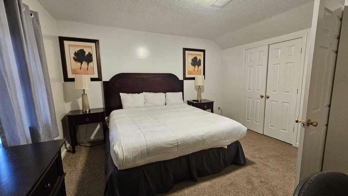 Raleigh House | MONTHLY STAYS-5 BR Secluded Cabin Style Compound-Abundant Parking-Near Airport