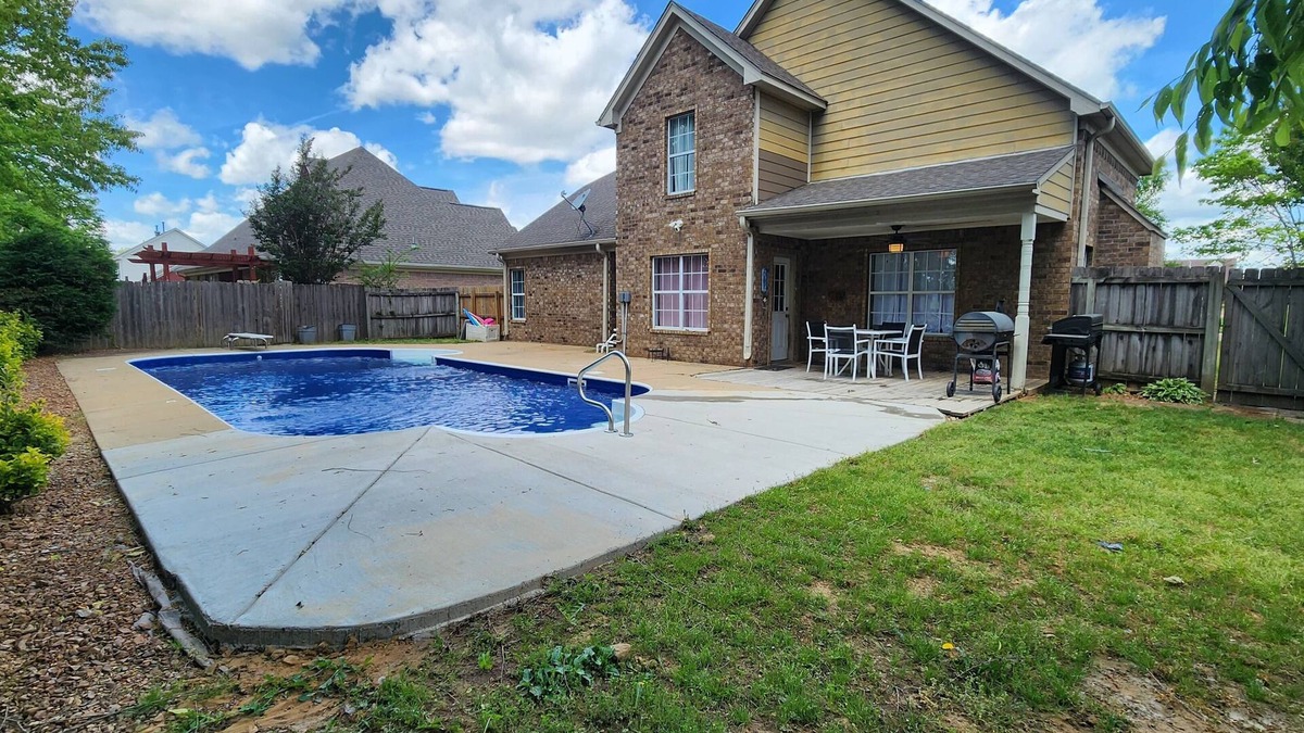 Olive Branch House | MONTHLY STAYS- 6 BR Home with Pool in Olive Branch Suburb Near Stateline