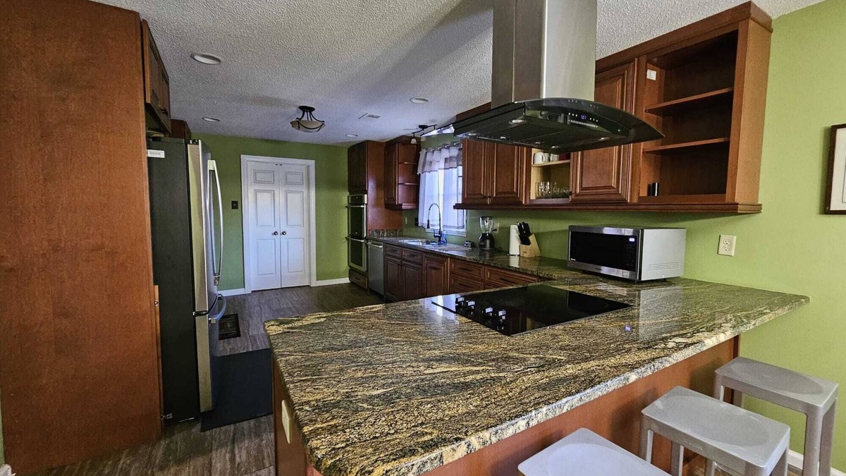 Cordova House | MONTHLY STAYS-6 BR with Pool Southern Luxury- 7 Sleeping Areas Over 3,000 Sq Ft