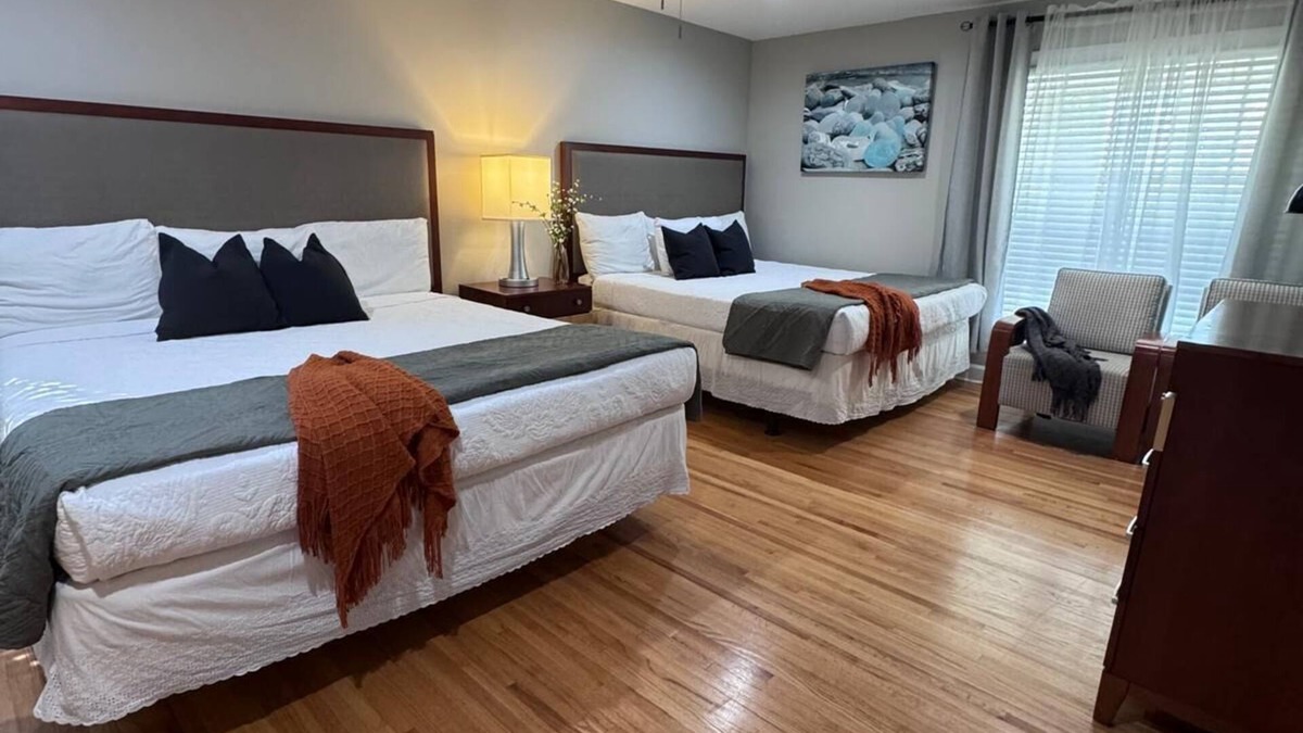 Ellendale House | MONTHLY STAYS-One-of-a-Kind Vast Colonial Estate in Germantown- 8 King Beds